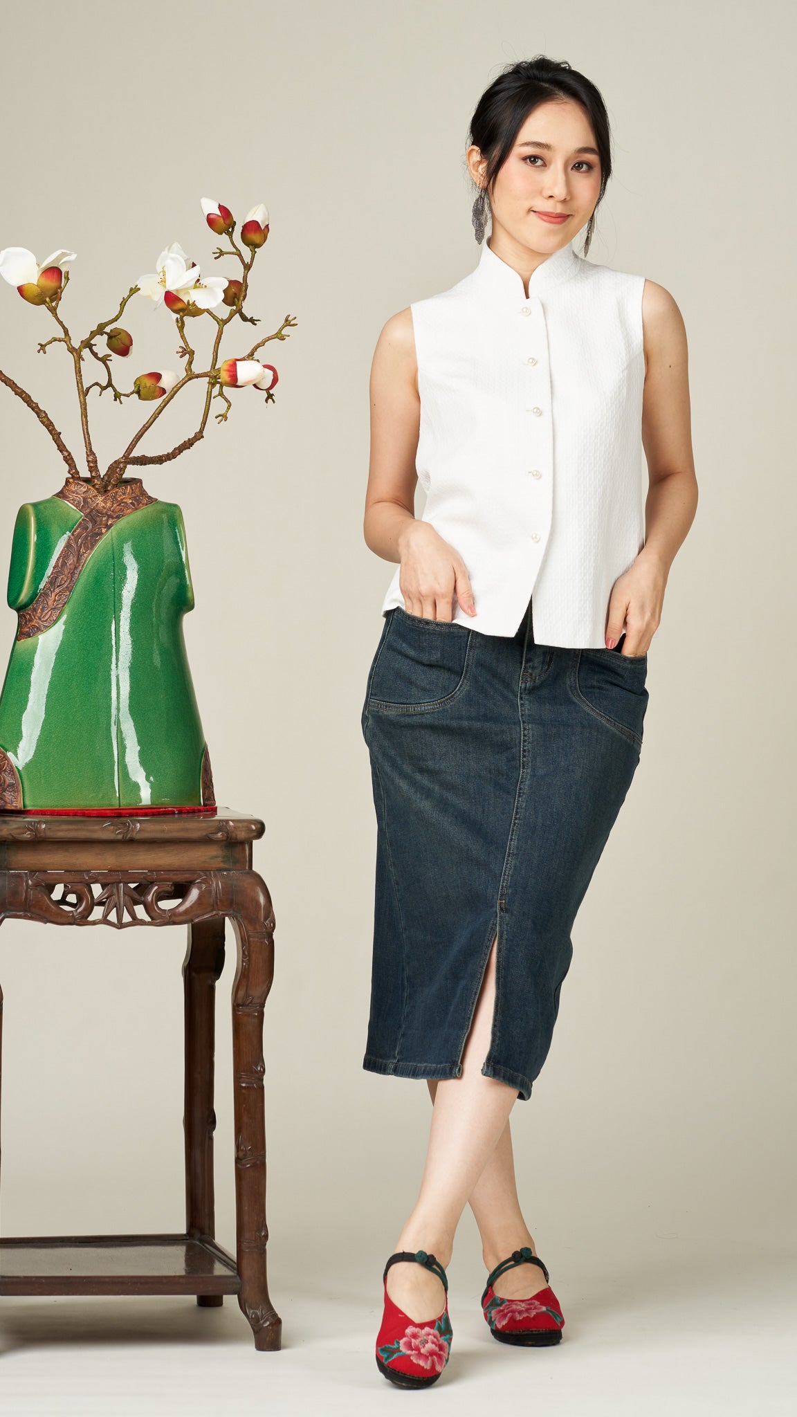 White Jacquard Sleeveless Top With Mandarin Collar